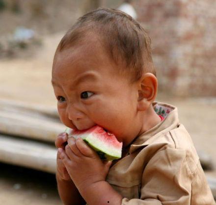 娱乐吃瓜小男孩是谁